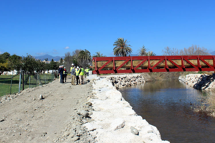 In the image the Taraje stream, with workers dressed in PPE vests and helmets during a visit to the Hidralia works in the area.