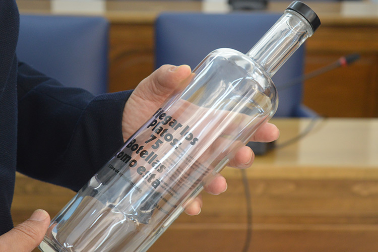 Bottle of the El Valor del Agua campaign