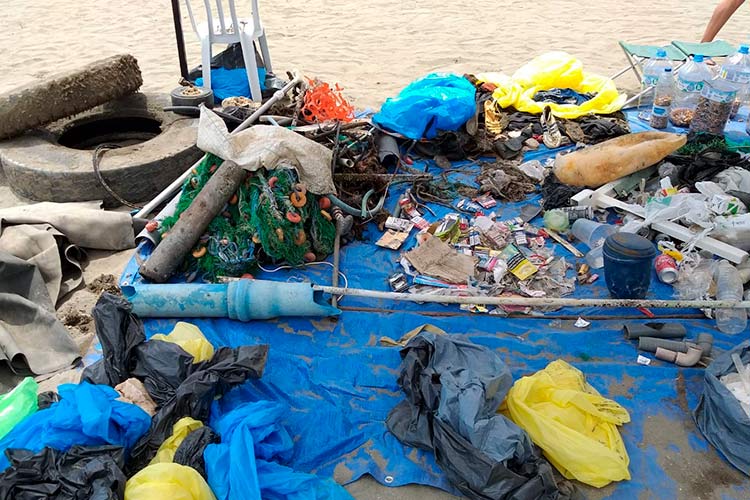  Hidralia helps collect almost 80 kilos of garbage in the cleaning of beaches and seabeds of Rincon de la Victoria