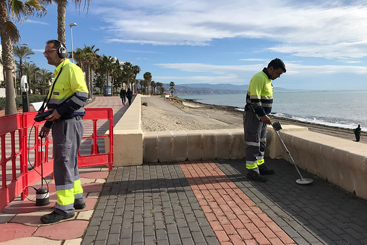  Two Hidralia operators look for leaks with helium gas on the seafront in Roquetas de Mar. One of them has a listening helmet and the other device to find water under the ground.