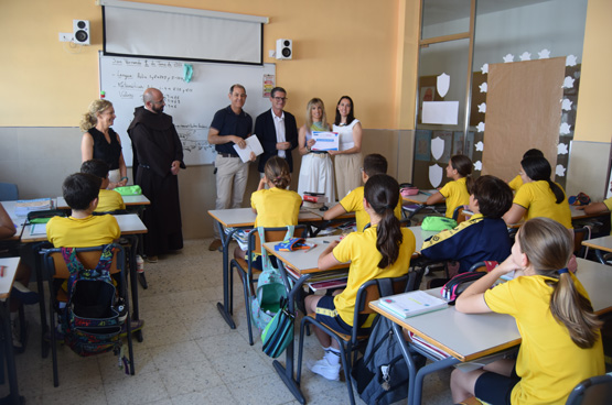 El gerente de Hidralia, José Luis Trapero, entrega el diploma junto a representantes municipales.