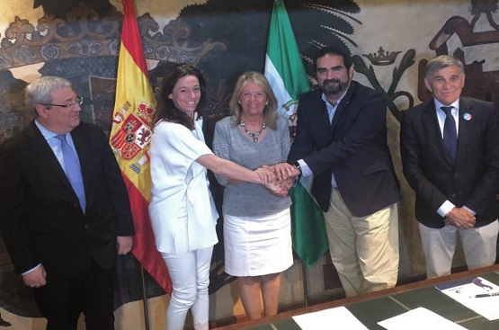 Matilde Mancha, Manuel Cardeña y Ángeles Muñoz sign the framework agreement to promote hydraulic investments in Marbella.