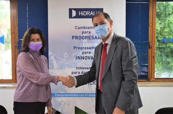 The manager of Hidralia and the representative of Autism Cádiz shake hands after the signing.