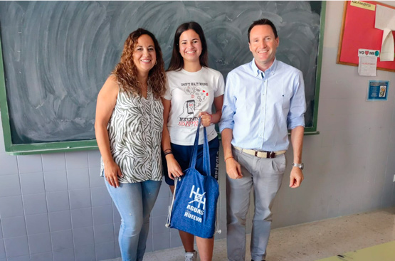 The winner Lucía Cazorla with the prize delivered by Pedro Peña, manager of Aguas de Huelva.