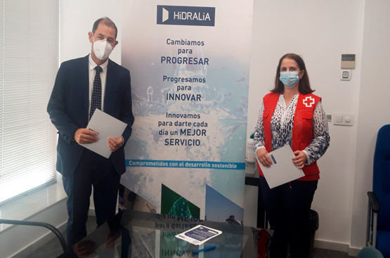 The manager of Hidralia, José Luis Trapero, and the president of Cruz Roja in Roquetas, Lina María Espinosa.