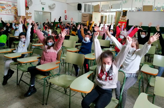 Schoolchildren from a san Fernando center following the webinar developed within the AquaeSTEM program.