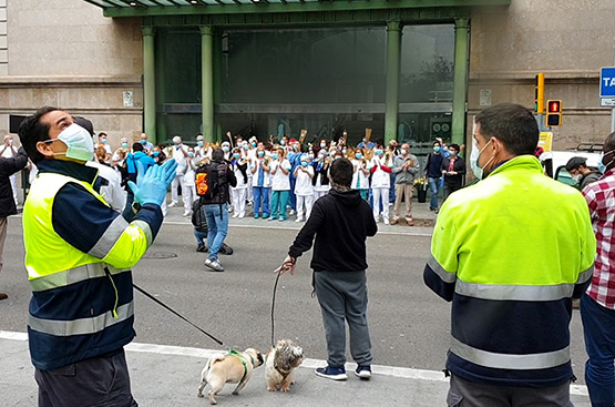 Workers thank the job of the healt sector workers.