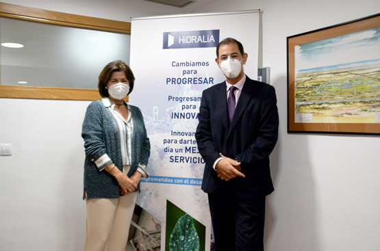 The president of Autismo Cádiz, Carmen López, with the manager of Hidralia in San Fernando, José Luis Trapero.
