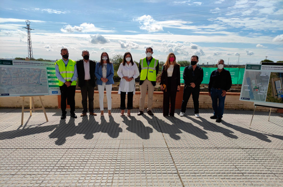Representatives of Hydralia, City Hall and social entities at the beginning of the action.