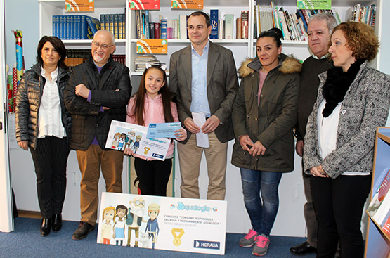 Saray Torres, 3rd grade student of the Santo Tomás de Aquino school, collects the prize of the Aqualogía contest