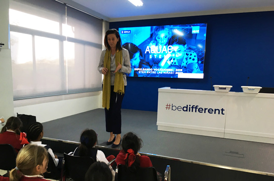 Matilde Mancha, director general of Hidralia, before the Primary students of the Las Chapas school in Marbella