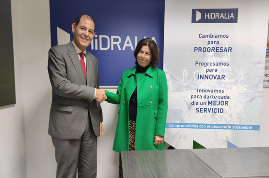 The manager of Hidralia, José Luis Trapero, with the president of Autismo Cádiz, Carmen López Ginés.
