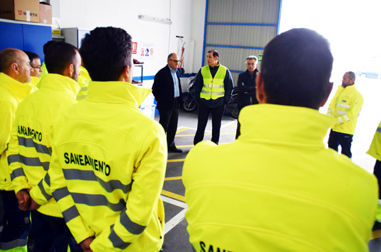 The Councilor for Sustainable Development of San Fernando, Ignacio Bermejo, together with the manager of Hidralia, José Luis Trapero, and the sanitation staff