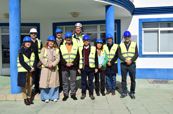 Miembros de Asempal posan con los técnicos de Hidralia tras la visita a la instalación.