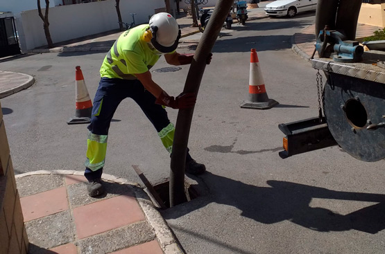 An operator during the work of cleaning scuppers.