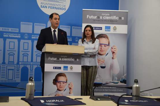 Presentation of the conference by the manager of Hidralia in San Fernando, José Luis Trapero, and the mayor of the city, Patricia Cavada.