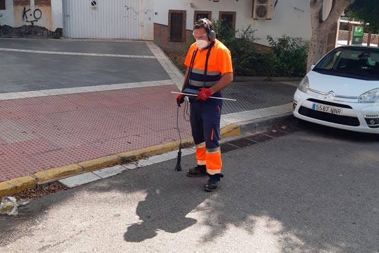 An operator with the system that allows to look for leaks without cutting off the water.