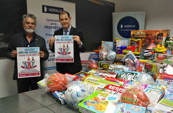 The president of the three wise men association, Juan Fernández, together with the manager of Hidralia San Fernando, José Luis Trapero