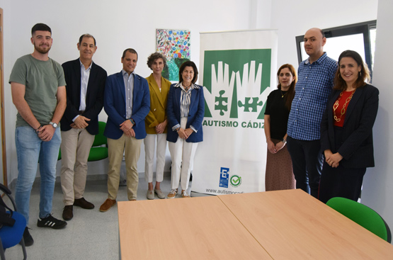 Miembros de Veolia y de Autismo Cádiz tras la firma del convenio.