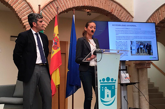The technician of organization and Human Resources of the company, Ángel José López, offers with Vanesa a talk entitled 