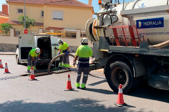 Hidralia operators during water outlet cleaning work.