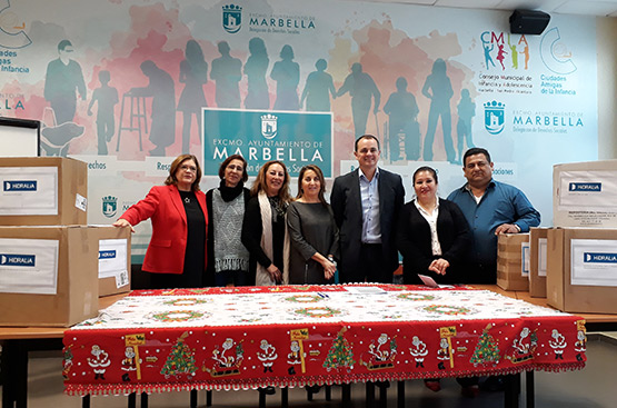 Hidralia dona por Navidad 240 juguetes y 100 kilos de caramelos a cuatro asociaciones de Marbella
