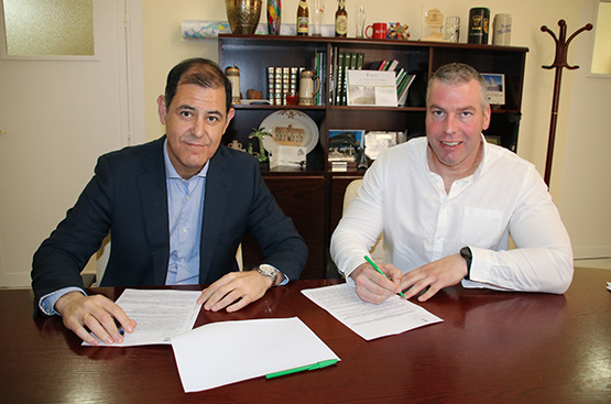 El gerente de Hidralia en La Carlota y el alcalde de la población posan en la firma del documento de renovación de los fondos sociales.