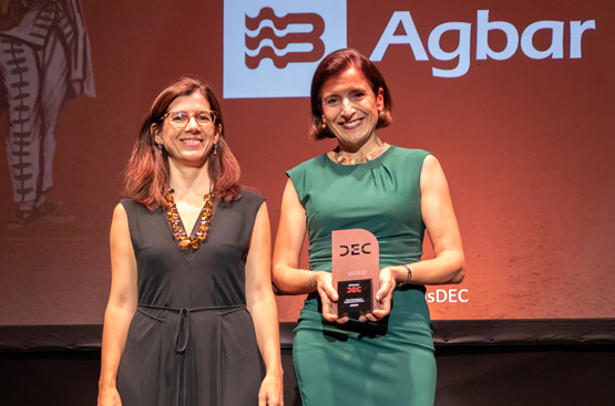 María Monzó, directora de Clientes de Agbar, recoge el premio DEC de Experiencia de Clientes a Agbar. 