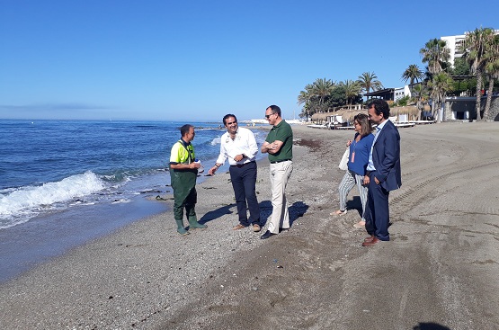 Hidralia and Marbella City Council distribute 5,000 ashtrays to keep beaches free of cigarette butts