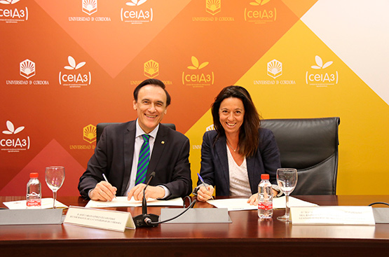 Image of the signing between Hidralia and UCO