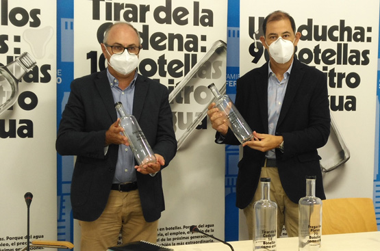 The councilor, Iñaki Bermejo, and the manager of Hidralia San Fernando, José Luis Trapero, with the bottles of the campaign.