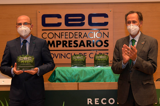 The director of Transformation and Sustainable Development of Hidralia, Gustavo Calero, with the award.
