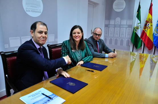 El gerente de Hidralia San Fernando, José Luis Trapero, y la alcaldesa de San Fernando, Patricia Cavada, tras la firma del protocolo social