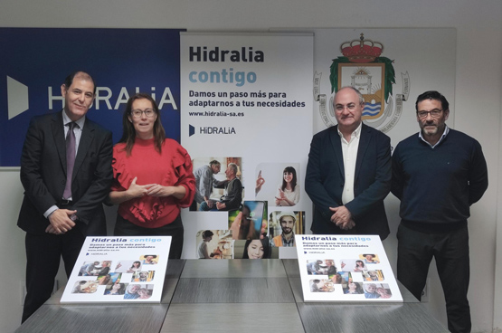 Responsables de Hidralia y del Ayuntamiento de San Fernando junto a la cartelería del programa Contigo.