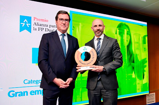 Toni Bru, director de Personas y Organización de Agbar, ha recogido el Premio Alianza para la FP Dual de la mano de Antonio Garamendi, presidente de la CEOE
